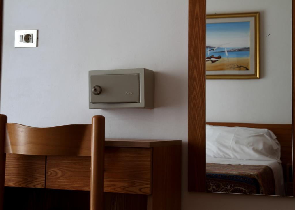 Hotel Universo Rimini Oda fotoğraf